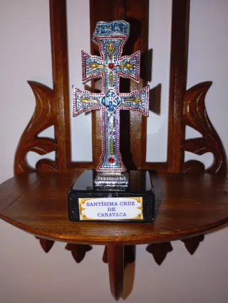 Cruz de Caravaca con base de mármol