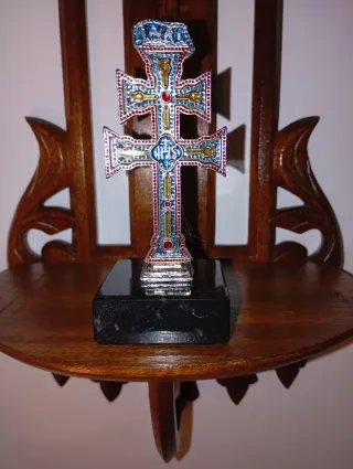Cruz de Caravaca con base de mármol
