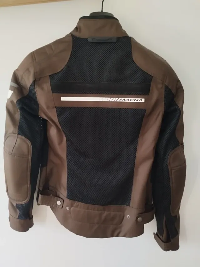 Chaqueta Moto Mujer Marrón y Negra.