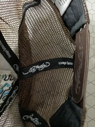 Gorra Ed Hardy Marrón con Diseño de Olas