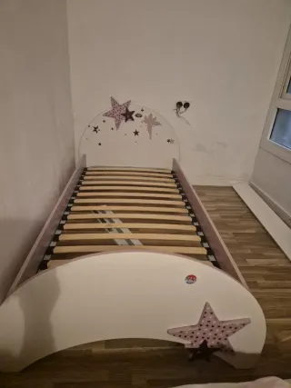Cama infantil con estrellas