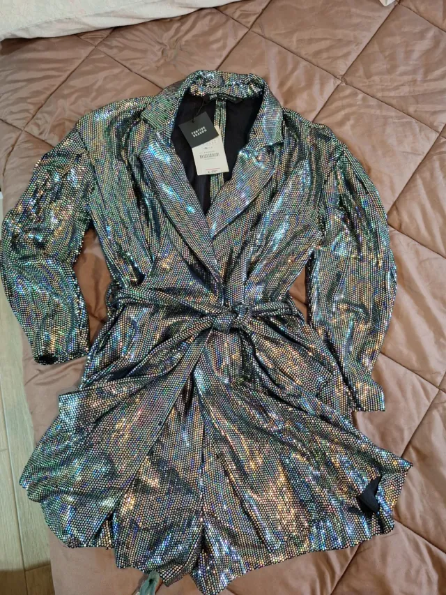 Vestido de lentejuelas, con short incluido