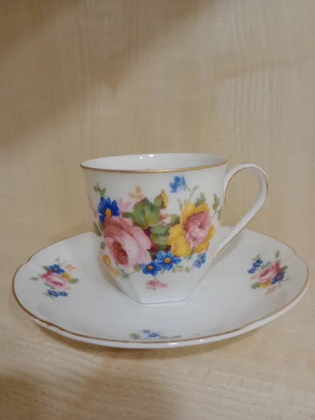 Taza de café de porcelana con flores
