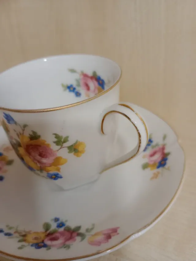 Taza de café de porcelana con flores