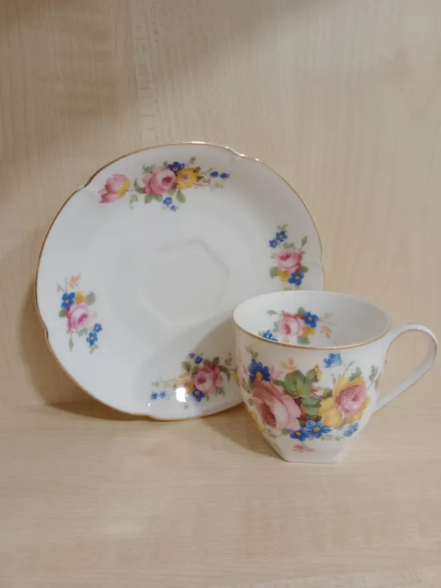 Taza de café de porcelana con flores