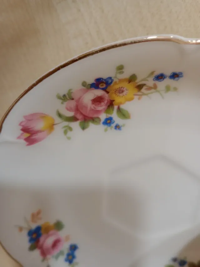 Taza de café de porcelana con flores