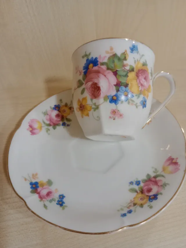 Taza de café de porcelana con flores