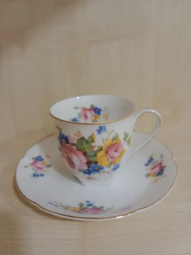 Taza de café de porcelana con flores