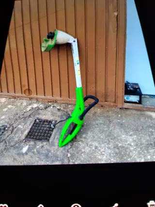 Cortacésped eléctrico verde