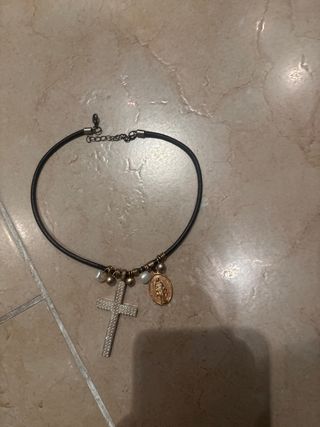Gargantilla con cruz y medalla