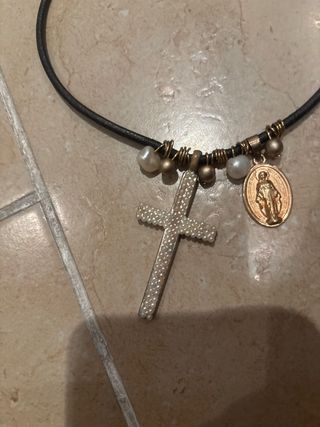 Gargantilla con cruz y medalla