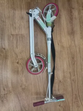 Patinete Oxelo blanco y morado. Plegable.