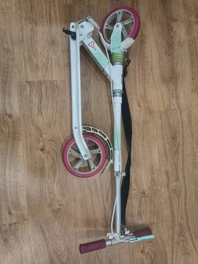 Patinete Oxelo blanco y morado. Plegable.