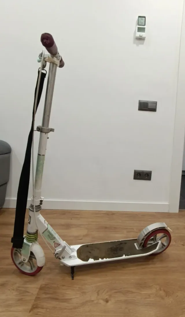 Patinete Oxelo blanco y morado. Plegable.