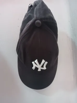 3 Gorras: 1 Adidas10€ y 2 NY Negras 15€ cada una