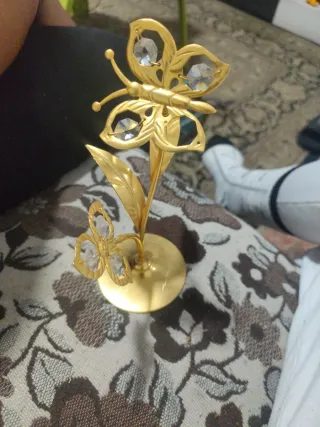 Mariposa dorada con cristales