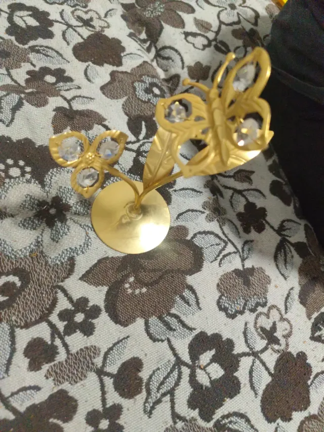 Mariposa dorada con cristales