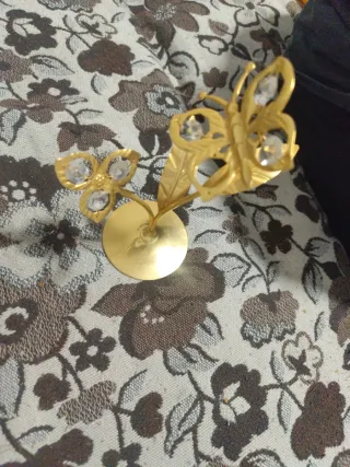 Mariposa dorada con cristales