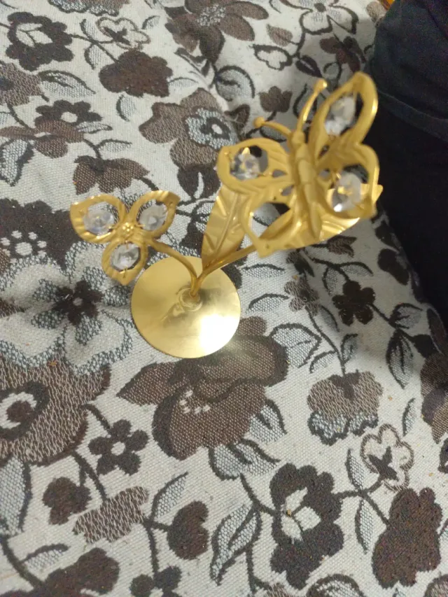 Mariposa dorada con cristales