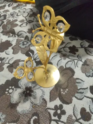 Mariposa dorada con cristales