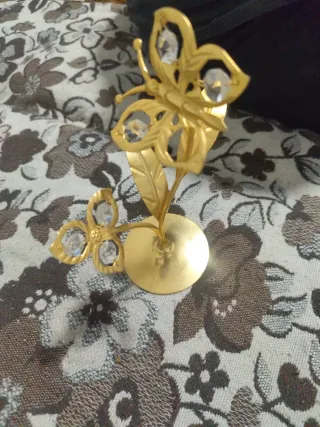 Mariposa dorada con cristales