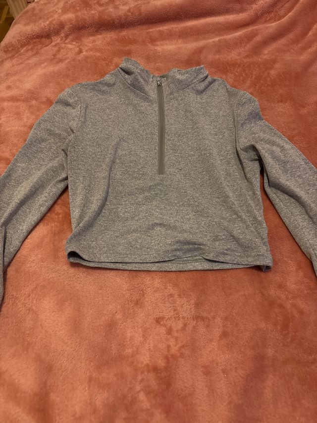 Top corto gris con cremallera