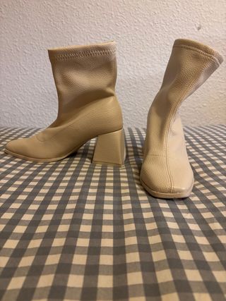 Botines calcetín tacón beige