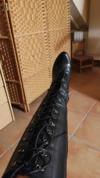 Botas altas negras con cordones y pelo