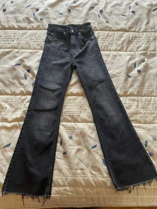 Pantalón vaquero flare negro mujer