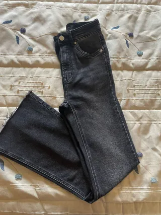 Pantalón vaquero flare negro mujer