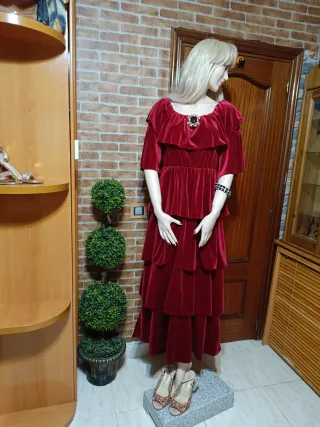 Vestido de terciopelo con volantes