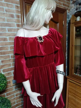 Vestido de terciopelo con volantes