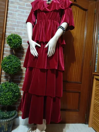 Vestido de terciopelo con volantes