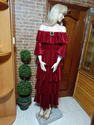 Vestido de terciopelo con volantes
