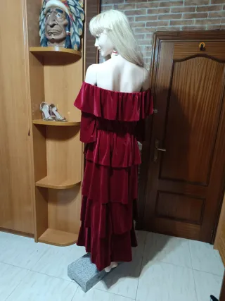 Vestido de terciopelo con volantes