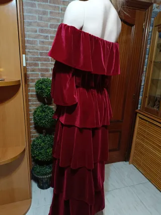 Vestido de terciopelo con volantes