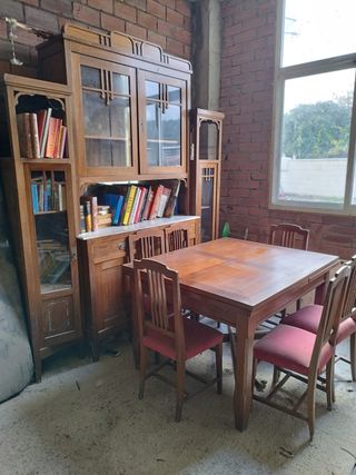 Librería castaño y mesa comedor con 6 sillas