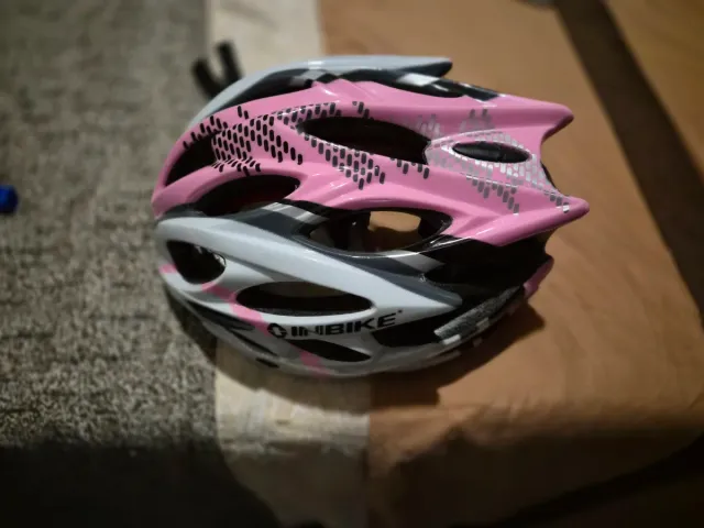 Casco de bici rosa y blanco