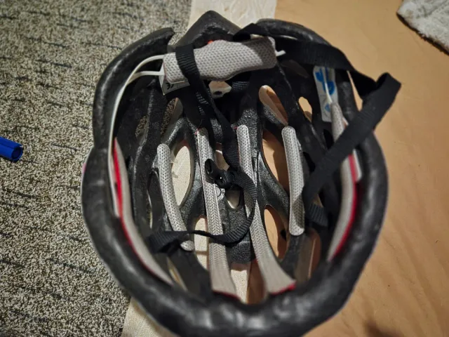 Casco de bici rosa y blanco