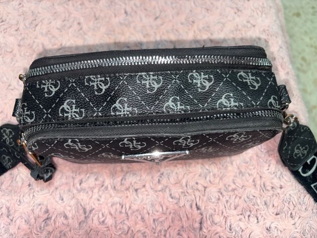Bolsa Guess Preta e Prata