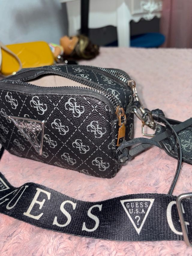 Bolsa Guess Preta e Prata
