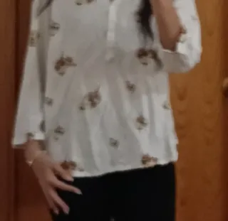 Camisa blanca con estampado floral