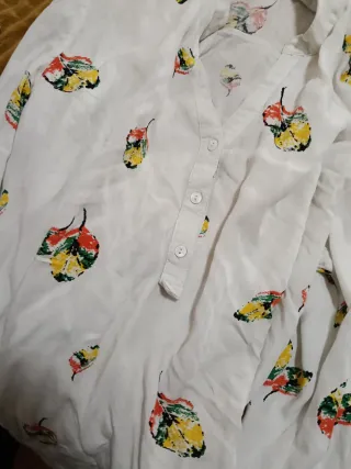 Camisa blanca con estampado floral