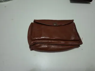 Monedero de piel marrón