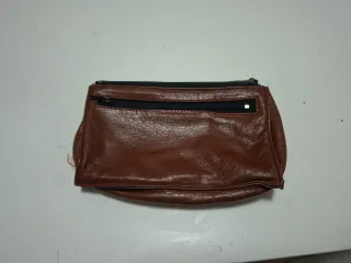 Monedero de piel marrón