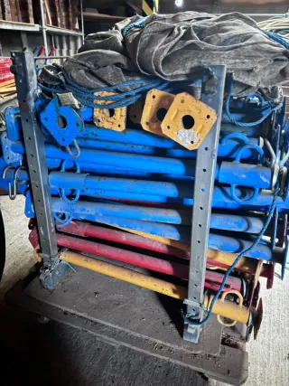 Puntales metálicos para construcción