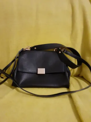 Borsetta nera con chiusura metallica