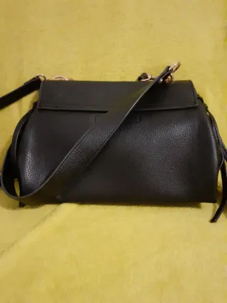 Borsetta nera con chiusura metallica