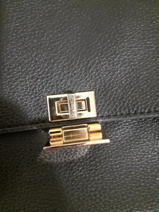 Borsetta nera con chiusura metallica