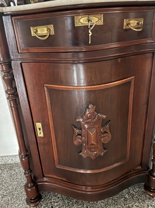 Mesa de madera con mármol